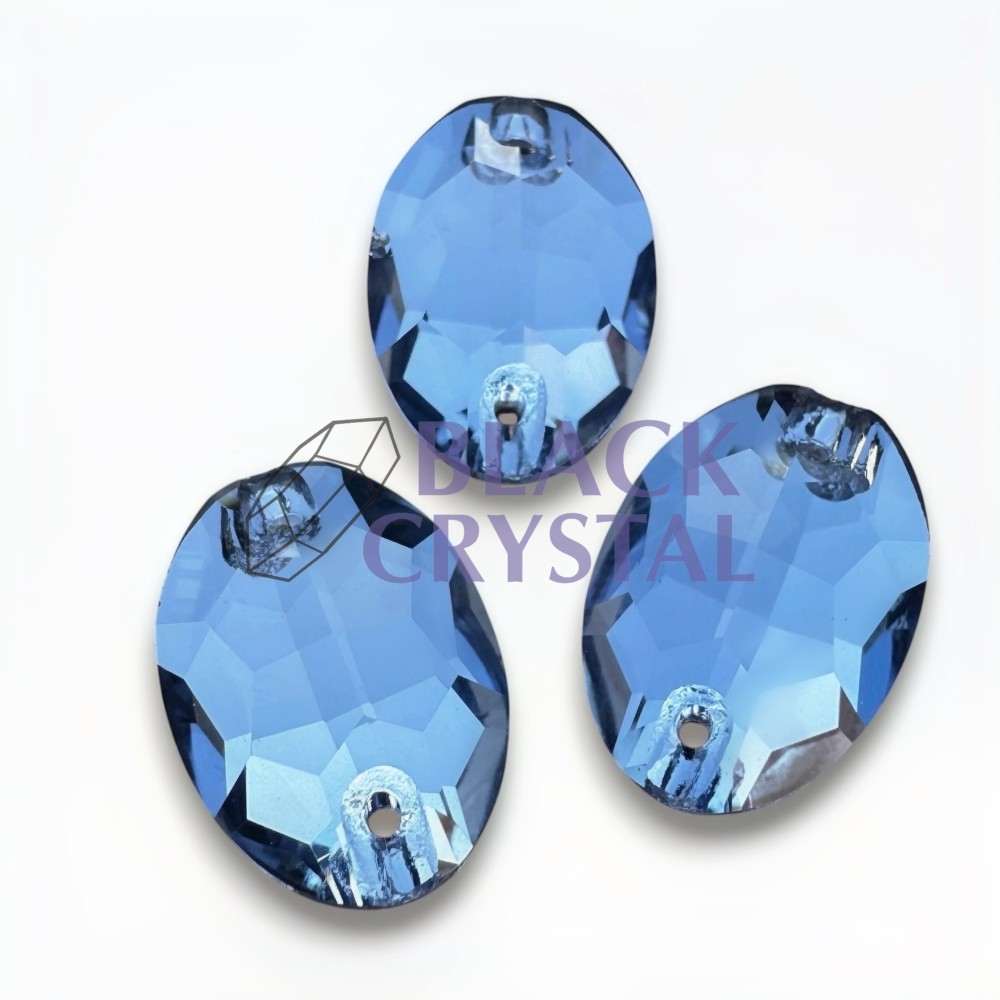 Kryształki szklane o płaskiej podstawie z dziurkami do przyszycia.