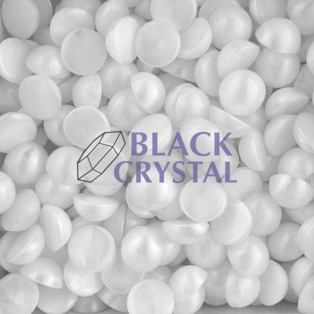 Białe półperełki White Shine z lekkim połyskiem – subtelnie mieniące się ozdoby sceniczne Black Crystal