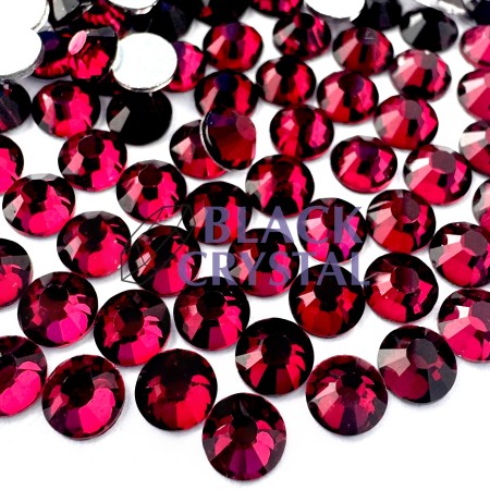 Cyrkonie Wine Red w intensywnym, winnym odcieniu czerwieni.